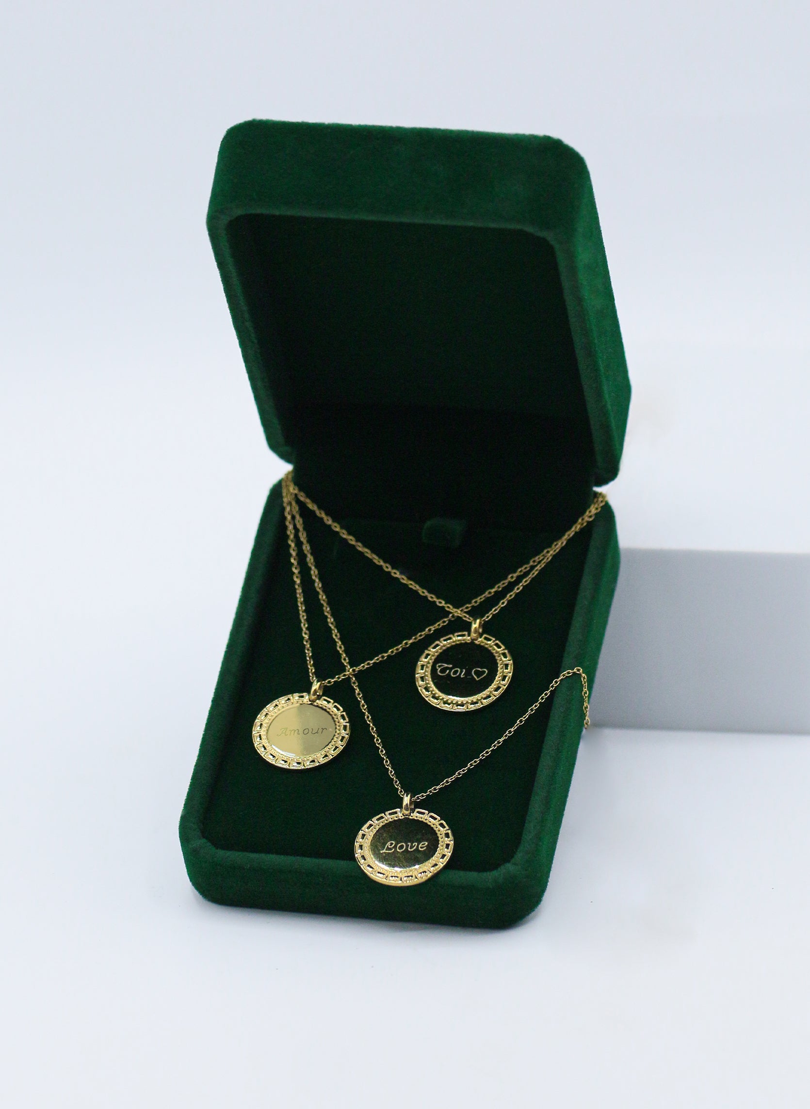 Medal necklace Toi