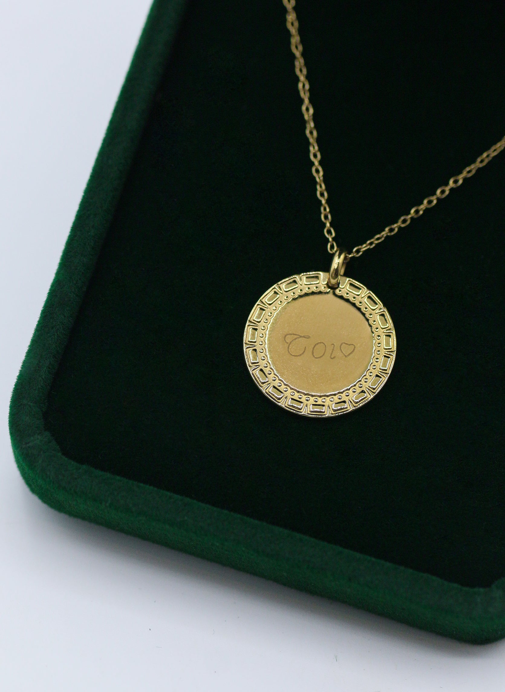 Medal necklace Toi